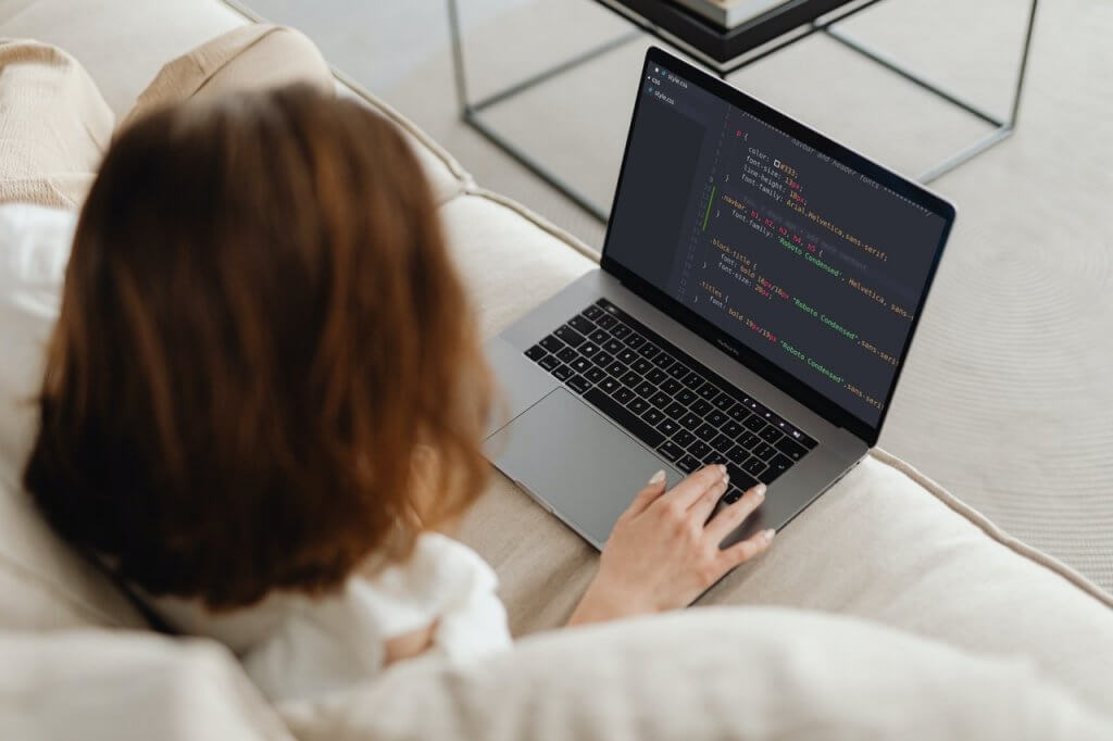 The ability to switch between code and editor views, highlighting versatility in web development